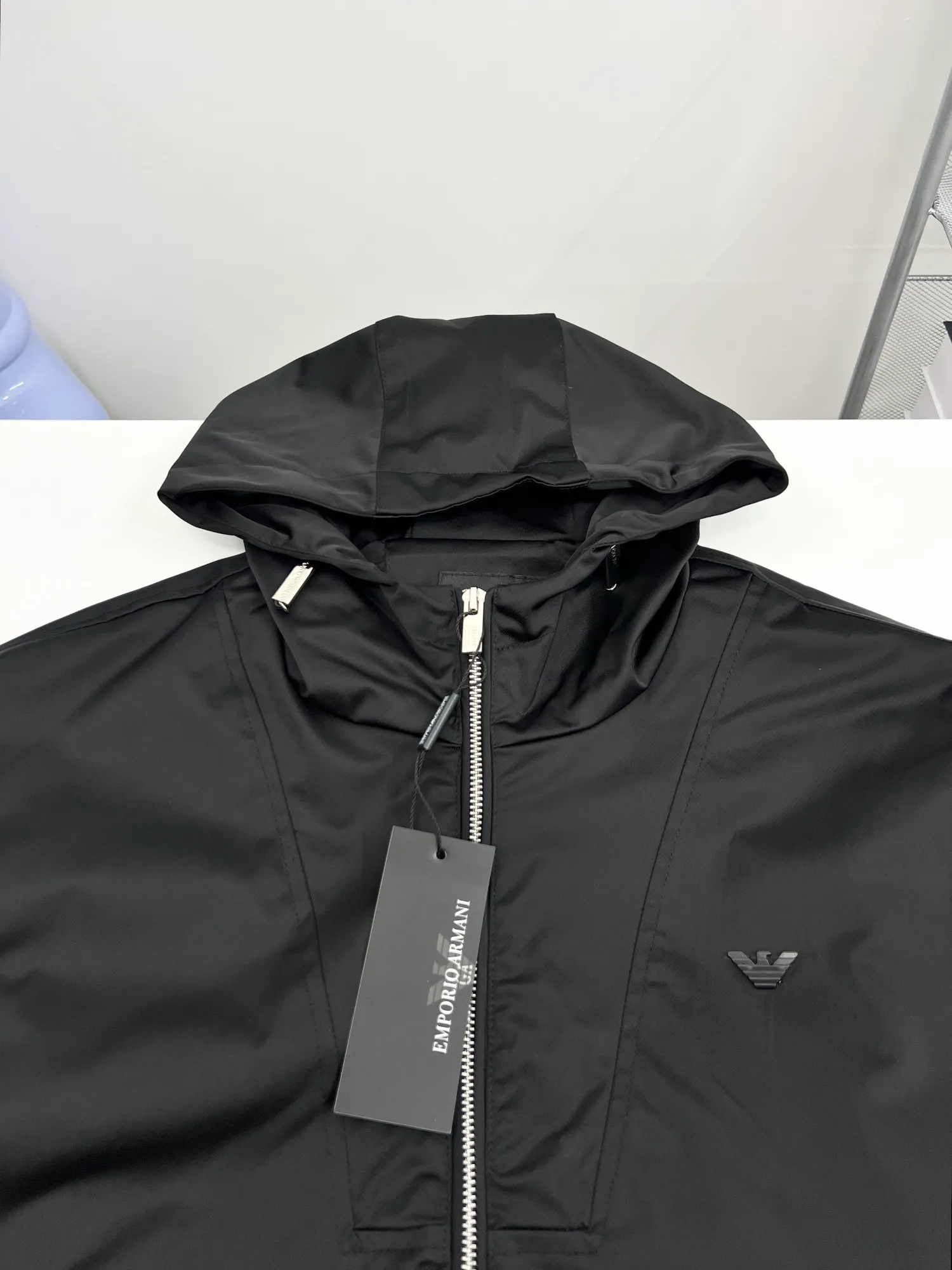 Armani official website Same Style, complete with three labels, on sale in advance. 2026 Autumn and Winter New Arrival men's jacket, Original with complete three labels, Premium version. Custom-made fabrics at the counter. Breathable, high comfort, impeccable details, brand element design concept, reflecting high quality. It feels delicate and soft, presents a casual cut, and has a great upper body shape. Sizes: M～3XL,